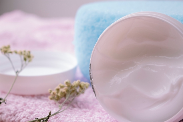 頬に手を触れる女性