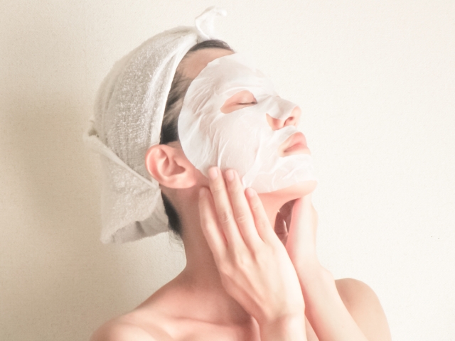 パックシートの女性